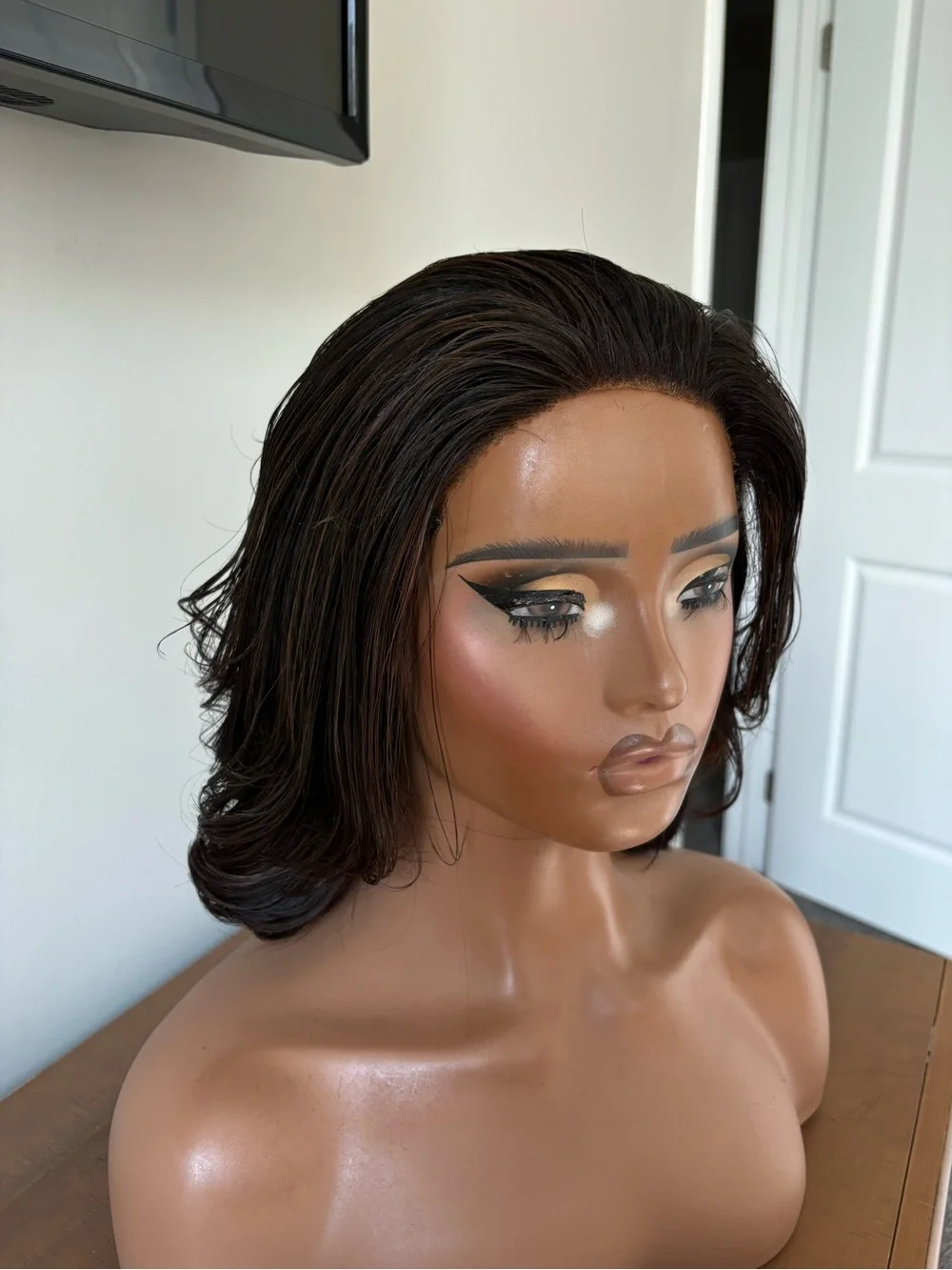 Natural Dark Brown Short Wavy Women's Wig - Sleek Style